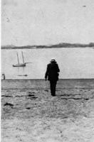 Henri Poincaré se promenant sur la plage