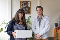 Catherine Allamel-Raffin et Philippe Isope, avec la boîte mystère. © Schroeder/Unistra