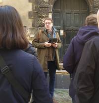 Laurent Rollet parlant de Poiincaré devant sa maison natale rue de Guise à Nancy, le 5 octobre 2024. (Fête de la science)