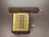 Machine à calculer Monroe utilisée dans toutes les succursales Bata