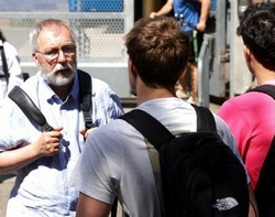 Jean-Luc Gangloff, professeur de philosophie au lycée strasbourgeois Louis-Pasteur, sonde ses élèves à la sortie de l’épreuve. Photo Laurent Réa. Dernières Nouvelles d'Alsace