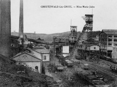 Mine Marie-Jules, Creutzwald-la-Croix (Moselle), ancienne carte postale, auteur inconnu. Source : Wikimedia Commons, File:Lh1 03.jpg, domaine public, https://commons.wikimedia.org/wiki/File:Lh1_03.jpg(consulté le 15 octobre 2026)