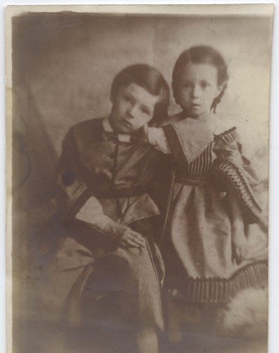 Henri Poincaré enfant avec sa soeur Aline. Crédits : Archives Henri-Poincaré, collection privée